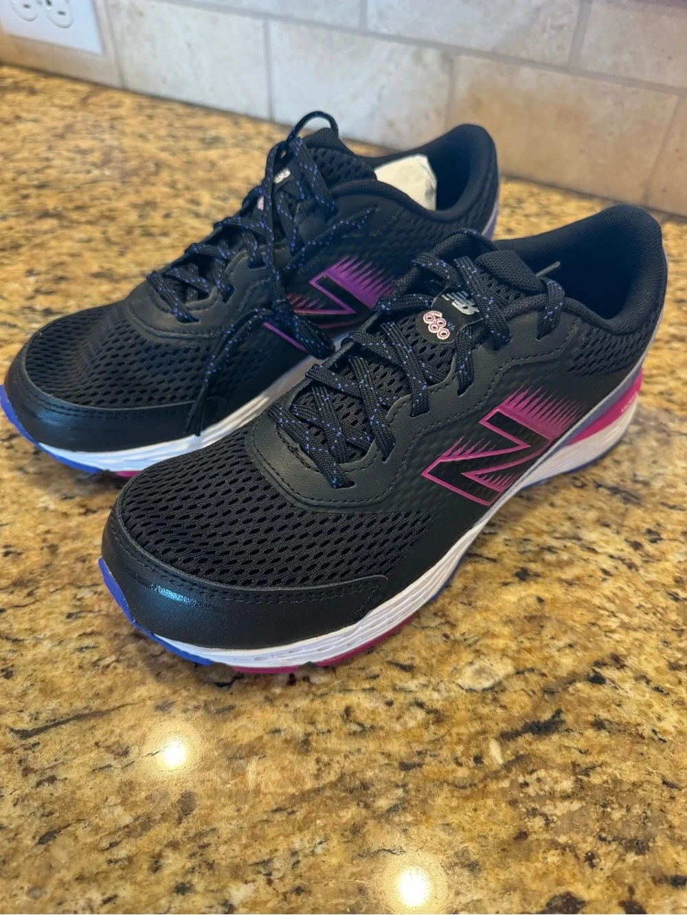 NIB Girls New Balance Size 6 shoes